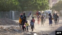 Wakazi wa mji wa Khartoum wakivikimbia vitongoji vyao huku mapigano yakiendelea tarehe 19 Aprili, baada ya kuvunjika kwa makubaliano ya saa 24. Picha na shirika la habari la AFP
