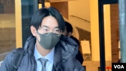 資料照片：因威脅活動人士而被判九個月監禁的吳嘯雷2024年1月22日在第一天庭審結束後離開波士頓的地區法院。