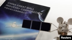 资料照：巴黎举办的国际宇航大会上中国展台展示的卫星模型。（2022年9月20日）