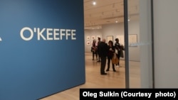 У входа на выставку