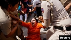 ຕຳຫຼວດຄວບຄຸມໂຕ ບັນດາຜູ້ສະໜັບສະໜູນຂອງພັກ ອາມ ອາດມີ (Aam Aadmi) ໃນລະຫວ່າງການປະທ້ວງ ຫຼັງຈາກຜູ້ນຳຄົນສຳຄັນຂອງພັກ ແລະ ຫົວໜ້າຄະນະລັດຖະມົນຕີ ຂອງ ເດລີ ທ່ານ ອາວິນ ເກຈຣີວາລ ໄດ້ຖືກຈັບໂດຍໜ່ວຍງານບັງຄັບໃຊ້ກົດໝາຍ, ອົງການອາຊະຍາກໍາທາງດ້ານການເງິນຂອງອິນເດຍ, ໃນ ນະຄອນຫຼວງນິວ ເດລີ, ວັນທີ 26 ມີນາ, 2024.