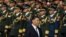中国领导人习近平在国庆日之前向天安门广场人民纪念碑鲜花时走过中国军人的队伍。（2023年9月30日）