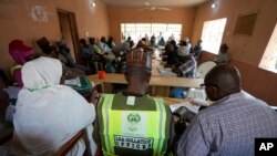 ເຈົ້າໜ້າທີ່ກຳກັບການເລືອກຕັ້ງ ກໍາລັງກວດກາເອກະສານຕ່າງໆ ຢູ່ທີ່ສໍານັກງານຄະນະກໍາມະການເລືອກຕັ້ງອິດສະຫຼະແຫ່ງຊາດຢູ່ໃນທ້ອງຖິ່ນ, ເມືອງໂຢລາ, ປະເທດໄນຈີເຣຍ, ວັນທີ 26 ກຸມພາ 2023. 