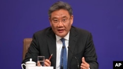 ແຟ້ມພາບ - ລັດຖະມົນຕີການຄ້າຈີນ ທ່ານ ຫວັງ ເຫວີນຕາວ (Wang Wentao) ກ່າວຢູ່ທີ່ ກອງປະຊຸມຖະແຫຼງຂ່າວ ໃນນະຄອນຫຼວງ ປັກກິ່ງ, ວັນທີ 6 ມີນາ 2024.