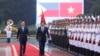资料照：菲律宾总统马科斯（右）与时任越南国家主席武文赏在河内举行的欢迎仪式上检阅越南仪仗队。(2024年1月30日)
