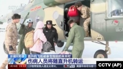 中国央视播放的视频显示中国使用军用直升机撤离新疆阿勒泰被雪崩围困的游客伤病人员。（2024年1月16日）