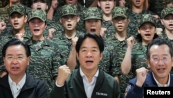 台灣總統賴清德在視察桃園軍事基地時與官兵合影。 （2024年5月23日）