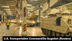 資料照片：在南卡羅來納州北查爾斯頓的一隊即將運往烏克蘭的布拉德利裝甲步兵戰車。(2023年1月25日)