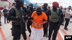 ຕໍາຫຼວດອິນໂດເນເຊຍ ຄວບຄຸມໂຕທ້າວຊູລກາເນນ ສະມາຊິກກຸ່ມເຈມາອາ ອິສລາມີຢາ, ເຊິ່ງເປັນທີ່ຕ້ອງການ ເນື່ອງຈາກພົວພັນກັບການວາງລະເບີດຫຼາຍໆຄັ້ງຢູ່ເກາະບາຫຼີ ໃນປີ 2002, ໃນເມືອງ Tangerang, ວັນທີ 16 ທັນວາ 2020. ຜູ້ຕ້ອງສົງໄສຂອງກຸ່ມດັ່ງກ່າວ ຖືກສັງຫານສອງຄົນໂດຍເຈົ້າໜ້າທີ່ຕໍາຫຼວດ ເມື່ອວັນທີ 12 ເມສາ 2023.