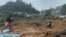 ຜູ້​ຄົນ​ພວມກວດ​ກາ​ເບິ່ງ​ຄວາມ​ເສຍ​ຫາຍ ທີ່​ບ້ານ​ແຫ່ງ​ນຶ່ງ ຊຶ່ງ​ໄດ້​ຮັບ​ຜົນ​ກະ​ທົບ​ຈາກ​ດິນ​ເຈື່ອນ ຢູ່​ແຂວງ​ຣຽວ ໃນ​ເຂດ​ນາ​ຕູ​ນາ​ຂອງ​ອິນ​ໂດ​ເນ​ເຊຍ ເມື່ອ​ວັນ​ທີ 6 ມີ​ນາ 2023. (National Disaster Management Agency/AFP).
