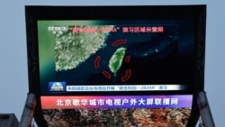 北京街頭巨幅電視螢幕播放中國軍隊東部戰區繞台軍演的新聞。 (2024年5月23日)