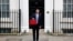 英国财政大臣杰里米·亨特在唐宁街向媒体展示他的预算箱子。（2023年3月15日）