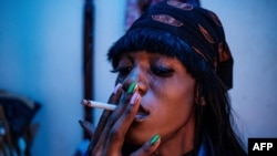 Mwanachama wa jumuiya ya watu waliobadili jinsia na LGBTQ huko Kampala, Uganda, Novemba 23, 2019. Picha na Sumy SADRUNI / AFP. 