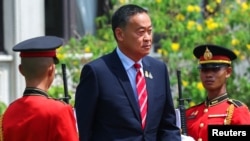 ນາຍົກລັດຖະມົນຕີຂອງໄທ ທ່ານເສດຖາ ທະວີສິນ ມາຢືນຕ້ອນຮັບການມາເຖິງຂອງ ຊຸລຕານ ຮັສຊານາລ ໂບລເກຍ ແຫ່ງບຣູນາຍ ຢູ່ທີ່ທໍານຽບລັດຖະບານໃນບາງກອກ, ວັນທີ 29 ເມສາ 2024.