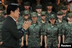 台灣總統賴清德在視察桃園軍事基地。 （2024年5月23日）