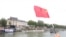 2024年7月26日巴黎奥运会开幕式上，一名中国代表队成员在塞纳河上挥动中国国旗。