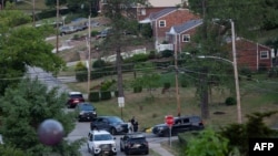 Polisi wakiendelea kuweka vizuizi barabarani kuizunguuka nyumba ya Thomas Matthew Crooks. Picha na Rebecca DROKE / AFP. 