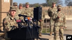 军方官员2023年3月30日在肯塔基州坎贝尔堡举行新闻发布会，通报致命的直升机坠毁事件。（美联社照片）