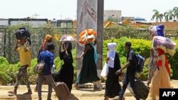 Watu wakikimbia kutoka kusini mwa Khartoum Aprili 18, 2023 wakati mapigano kati ya jeshi na wanamgambo yanayoongozwa na majenerali yakirindima katika siku ya nne, licha ya kuwepo wito wa kimataifa ukitaka pande hizo mbili kusitisha mapigano. (Photo by AFP)