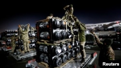 烏克蘭軍人正在基輔附近的機場卸載美國援助的標槍反坦克導彈。