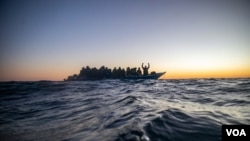 Wahamiaji kutoka mataifa tofauti wakiwa kwenye boti katika bahari ya Mediterranean. picha ya maktaba.