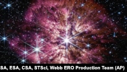 ແຟ້ມພາບ - ໃນພາບນີ້ ທີ່ໄດ້ສະໜອງໂດຍອົງການ NASA ສະແດງໃຫ້ເຫັນດາວ ຊື່ວ່າ Wolf-Rayet 124, ຢູ່ກາງ, ທີ່ຖ່າຍໄດ້ໂດຍ ກ້ອງໂທລະທັດອະວະກາດ ເຈມສ໌ ເວັບ ໃນເດືອນມິຖຸນາ 2022.