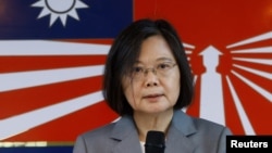 台湾总统蔡英文在金门岛为守岛烈士举行的纪念仪式上讲话。（2023年8月23日）