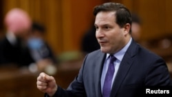 ແຟ້ມ - ລັດ​ຖະ​ມົນ​ຕີ​ປ້ອງ​ກັນ​ຄວາມ​ສະ​ຫງົບ ທ່ານ​ມາ​ໂຄ ເມັນ​ດີ​ຊີ​ໂນ ກ່າວ​ໃນ​ການ​ຕອບ​ຄຳ​ຖາມ ຢູ່​ສະ​ພາ​ຕ່ຳ​ຂອງ​ກາ​ນາ ທີ່​ນະ​ຄອນອອ​ຕ​ຕາ​ວາ ເມື່ອ​ວັນ​ທີ 29 ພະ​ຈິກ 2022.