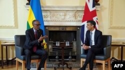 Waziri Mkuu wa Uingereza Rishi Sunak akizungumza na Rais wa Rwanda Paul Kagame huko London, tarehe 4 Mei 2023 Picha na Daniel LEAL / AFP.