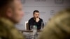 乌克兰总统泽连斯基在视察乌克兰北部哈尔科夫主持与乌军将领的会议。 （2024年5月16日）