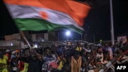 ແຟ້ມ - ພວກ​ສະ​ໜັບ​ສະ​ໜຸນ ສະ​ພາ​ຄຸ້ມ​ຄອງ​ປິ​ຕຸ​ພູມ ໂບກ​ທຸງ​ຊາດ ໃນ​ຂະ​ນະ​ທີ່​ພາ​ກັນ​ປະ​ທ້ວງ​ຢູ່ນອກ​ຖານ​ທັບ​ອາ​ກາດ​ໄນ​ເຈີ ແລະ​ຝ​ຣ​ໜັ່ງ ທີ່​ນີ​ອາ​ເມ ເມື່ອ​ວັນ​ທີ 9 ກັນ​ຍາ 2023 ເພື່ອ​ທວງ​ໃຫ້​ຝ​ຣັ່ງ​ຖອນ​ທະ​ຫານ​ອອກ​ຈາກ​ໄນ​ເຈີ.