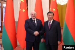 中國領導人習近平在北京人大會堂與到訪的白俄羅斯總統盧卡申科舉行會談。 （2023年3月1日）