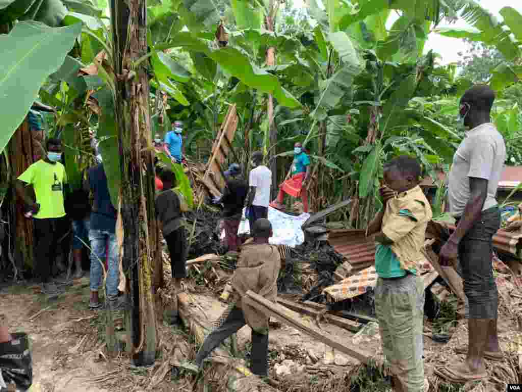 Wananchi wakiwa katika eneo la makaburi kuwazika waliofariki kutokana na mafuriko huko Mkoa wa Kivu Kusini, DRC.