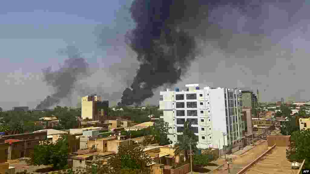 Smoke billows above residential buildings in Khartoum on April 16, 2023,&nbsp; Moshi ukiwa umetanda katika majengo ya makazi ya watu huko Khartoum Aprili 16, 2023. AFP
