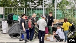 中港两地全面通关后水货客问题死灰复燃，有疑似水货客聚集在上水火车站附近被称为“秦皇坑”的分货地点 (美国之音/汤惠芸)