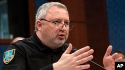 ໄອຍະການສູງສຸດຂອງຢູເຄຣນ ທ່ານອັນດຣີ ໂກສຕິນກ່າວຢືນຢັນຕໍ່ເຫດການທີ່ເກີດຂຶ້ນ ໃນນະຄອນຫຼວງວໍຊິງຕັນ ໃນລະຫວ່າງການຮັບຟັງ ກ່ຽວກັບອາຊະຍາກໍາສົງຄາມຢູ່ໃນຢູເຄຣນ, ວັນທີ 19 ເມສາ 2023.