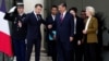 法国总统马克龙（左二）与欧盟委员会主席乌尔苏拉·冯德莱恩（右）在与中国国家主席习近平举行三方会谈后走出巴黎爱丽舍宫。（2024年5月6日）