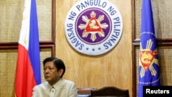 ແຟ້ມພາບ - ປະທານາທິບໍດີຟິລິບປິນ ທ່ານ ເຟີດີນານ ມາໂກສ ຈູເນຍ ໃນຂະນະທີ່ທ່ານ ພົບກັບ ລັດຖະມົນຕີການຕ່າງປະເທດ ສະຫະລັດ ທ່ານ ແອນໂທນີ ບລິງເກັນ ຢູ່ທີ່ Malacanang Palace ໃນນະຄອຫຼວງມະນີລາ, ຟິລິບປິນ, ວັນທີ 19 ມີນາ 2024.