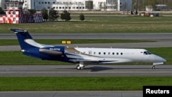 Частный самолет Embraer Legacy 600 (номер RA-02795) на взлетно-посадочной полосе международного аэропорта Пулково в Санкт-Петербурге, 9 мая 2023 года