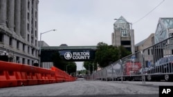 Защитные заграждения возле здания суда округа Фултон, в Атланте, 7 августа 2023 года.