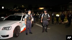 澳大利亚警察在悉尼一座发生暴力刺杀事件的教堂外警戒。（2024年4月15日）