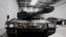 Немецкие танки Leopard 2 на производственном предприятии в Унтерлюсе, Германия, 12 февраля 2024 года