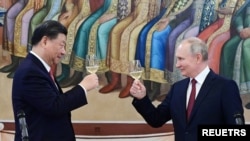 Rais wa Russia Vladimir Putin na Rais wa China Xi Jinping wakisherehekea mkutano wao nchini Moscow, Russia.
