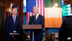 Джо Байден выступает в Дандолке, Ирландия, 12 апреля 2023 года.