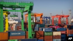 中國天津港的集裝箱和吊車（2023年1月16日）