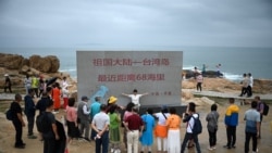 到中國福建省平潭島旅遊的遊客參觀台灣海峽邊樹立的一塊距離台灣68海浬的石碑。 （2024年1月13日）