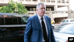 ແຟ້ມພາບ - ທະນາຍຄວາມ ທ່ານ ເອັມ ແອແວນ ຄອກໂກແຣນ (M. Evan Corcoran) ເດີນທາງມາຮອດສານລັດຖະບານກາງ ໃນນະຄອນຫຼວງວໍຊິງຕັນ, ວັນທີ 22 ກໍລະກົດ 2022. 