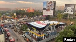 ພາບທາງອາກາດ ສະແດງໃຫ້ເຫັນ ປ້າຍໂຄສະນາຂະໜາດໃຫຍ່ ທີ່ພັງລົງມາທັບປ້ຳນ້ຳມັນ ຫຼັງຈາກມີລົມພາຍຸພັດແຮງຕໍ່ເນື່ອງ ໃນເຂດມຸມໄບ ຂອງອິນເດຍ, ວັນທີ 13 ພຶດສະພາ 2024.