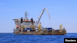 ກຳ​ປັ່ນ​ທີ່​ຮັບ​ຜິດ​ຊອບ​ ໃນ​ການ​ຍ້າຍ​ນ້ຳ​ມັນ​ຈາກ​ກຳ​ປັ່ນ​ທີ່​ເປ່​ເພ FSO Safer ຖ່າຍ​ຮູບ​ຢູ່ນອກ​ຝັ່ງ​ເມືອງ Ras Issa ໃນ​ປະ​ເທດ​ເຢ​ເມນ ກ່ອນ​ເລີ້ມ​ການ​ປະ​ຕິ​ບັດ​ງານ ພາຍ​ໃຕ້​ການ​ນຳ​ພາ​ຂອງ​ອົງ​ການ​ສະ​ຫະ​ປະ​ຊາ​ຊາດ ເພື​່ອ​ບໍ່​ໃຫ້​ເກີດ​ນ້ຳ​ມັນ​ຮົ່ວ​ໄຫຼ​ອອກ​ມາ​ສູ່​ທະ​ເລ​ແດງ ເມື່ອ​ວັນ​ທີ 30 ພຶດ​ສະ​ພາ 2023.