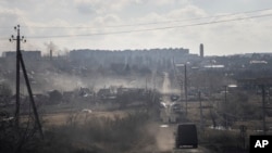 烏克蘭一輛警車正在巴赫穆特附近的一條高速公路上撤離平民。（2023年3月4日）